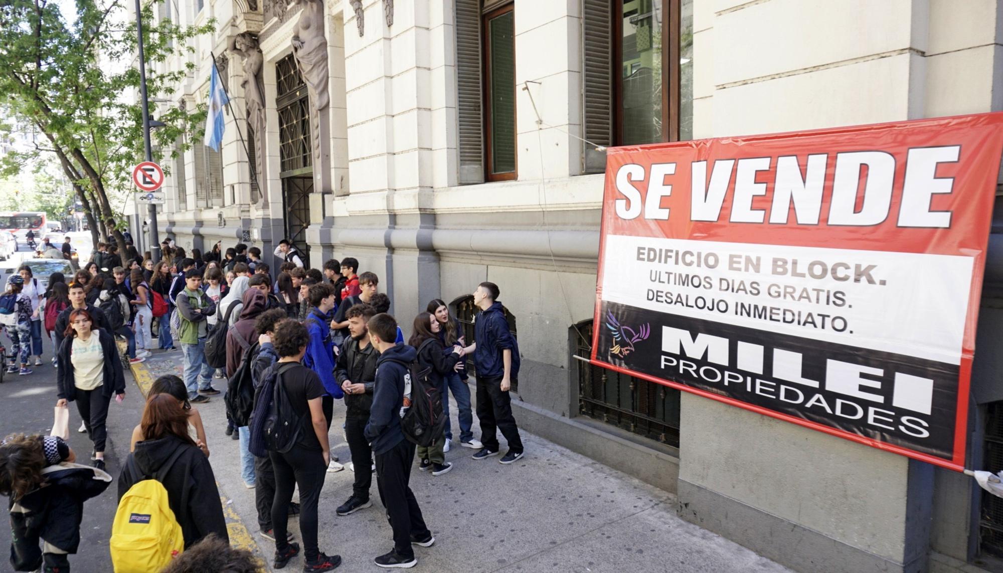 El Grupo Centauro desplegó carteles en edificios de instituciones para denunciar la arremetida de la ultraderecha contra lo público.